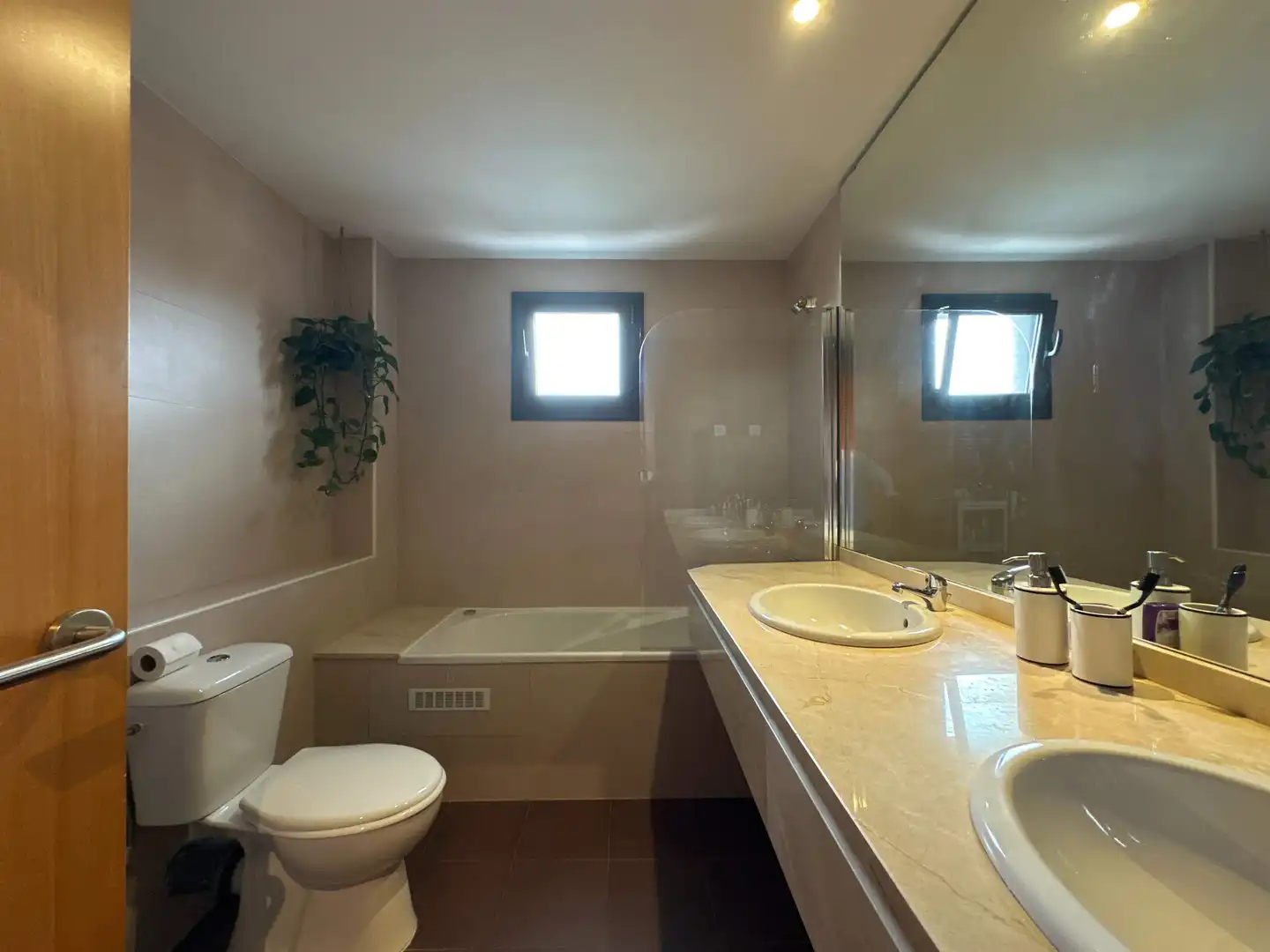 Baño de Casa adosada en venta en Sant Esteve Sesrovires con Aire acondicionado, Calefacción y Jardín privado