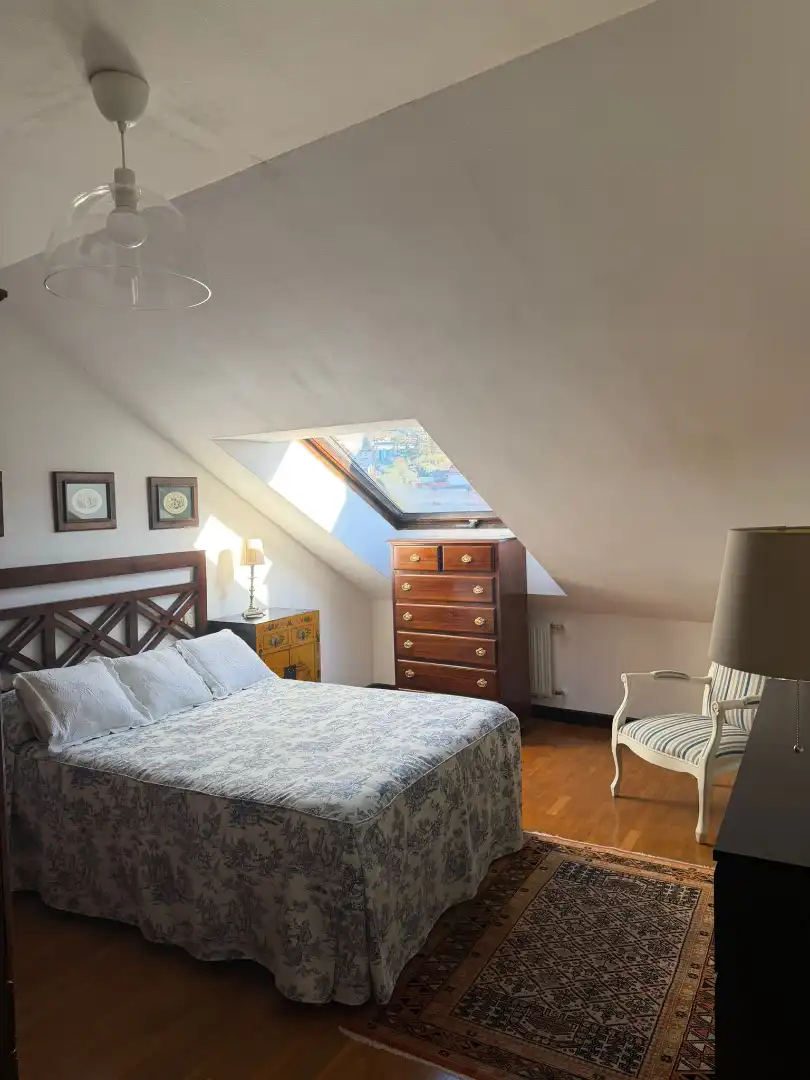 Dormitori de Dúplex en venda en Oviedo  amb Calefacció, Parquet i Moblat