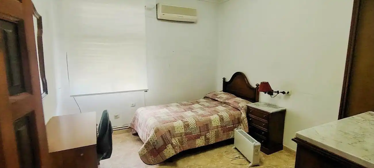 Schlafzimmer von Wohnung zur untervermieten in Linares mit Klimaanlage, Heizung und Möbliert