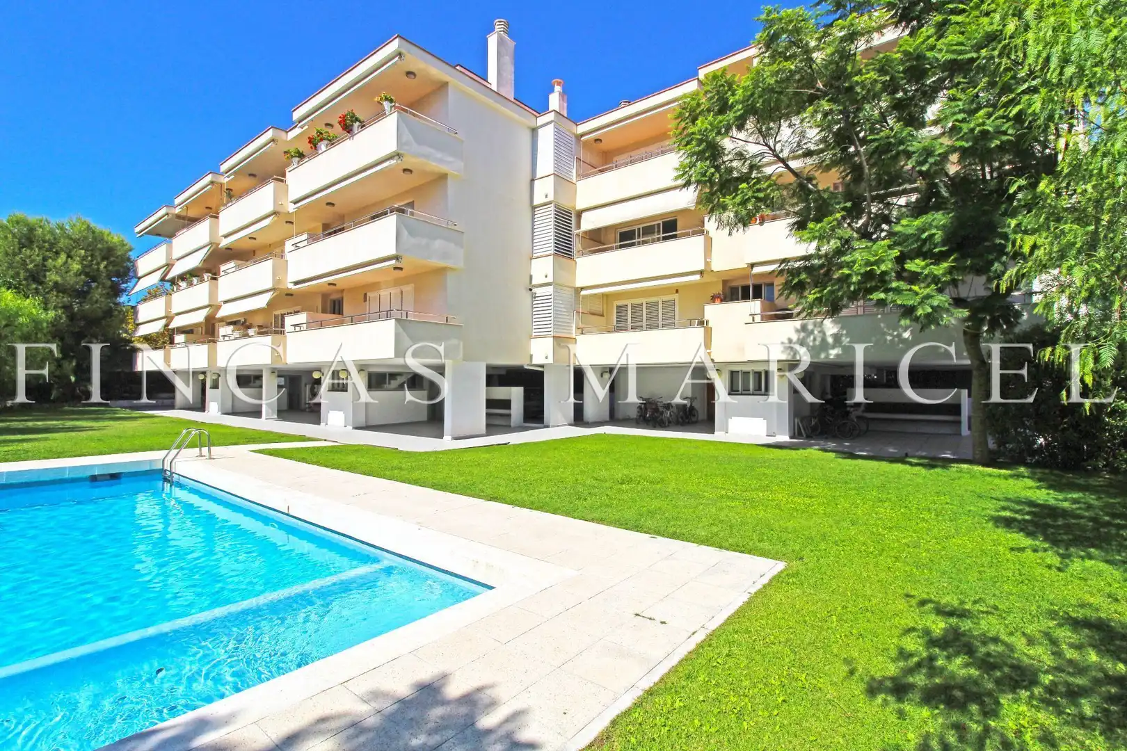 Außenansicht von Wohnung zum Verkauf in Sitges mit Heizung, Terrasse und Gemeinschaftspool