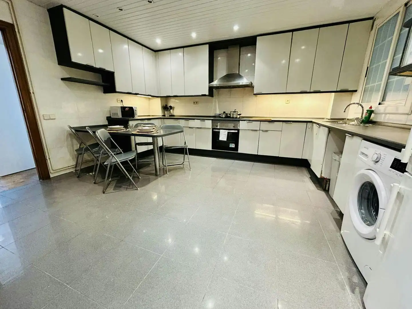 Kitchen of Flat for share in Barcelona  with Heating, Furnished and Washing machine