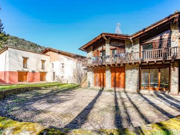 Casa rústica amb jardí en venda a Olot