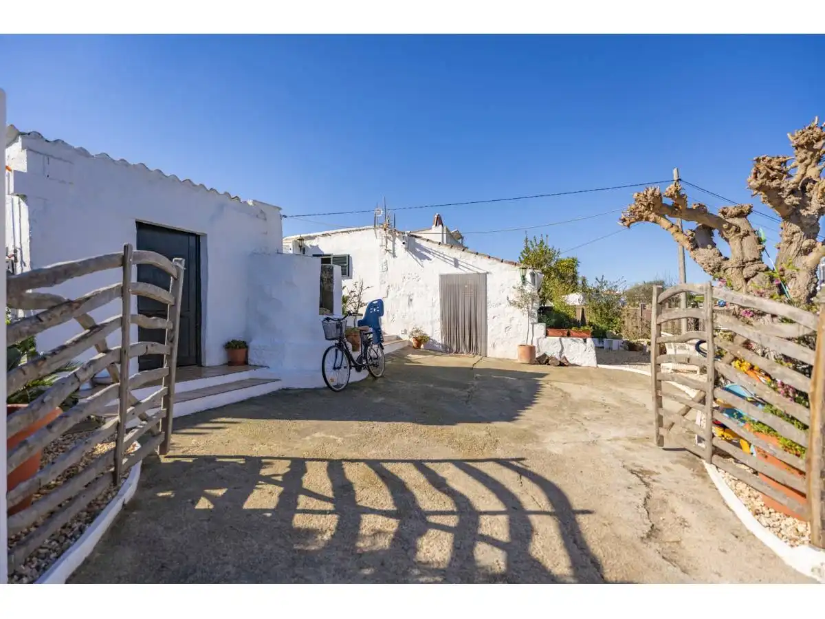 Außenansicht von Country house zum Verkauf in Es Migjorn Gran mit Privatgarten, Terrasse und Möbliert