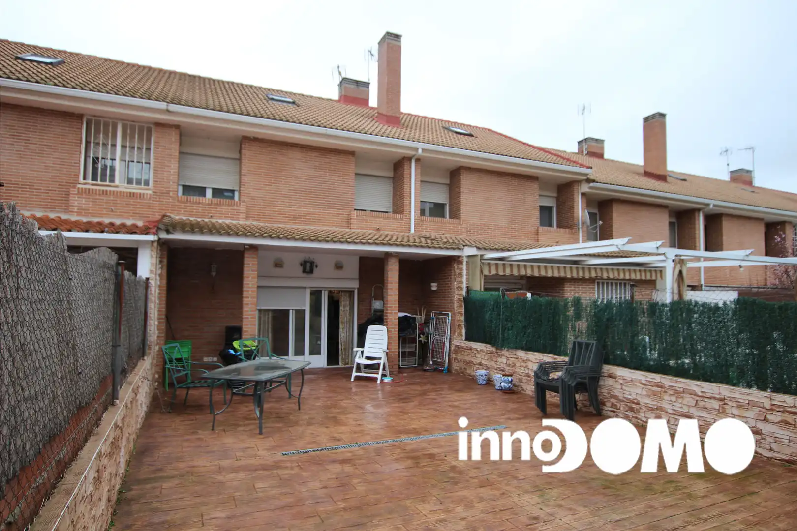 Vista exterior de Casa adosada en venda en Moraleja de Enmedio amb Calefacció, Jardí privat i Parquet