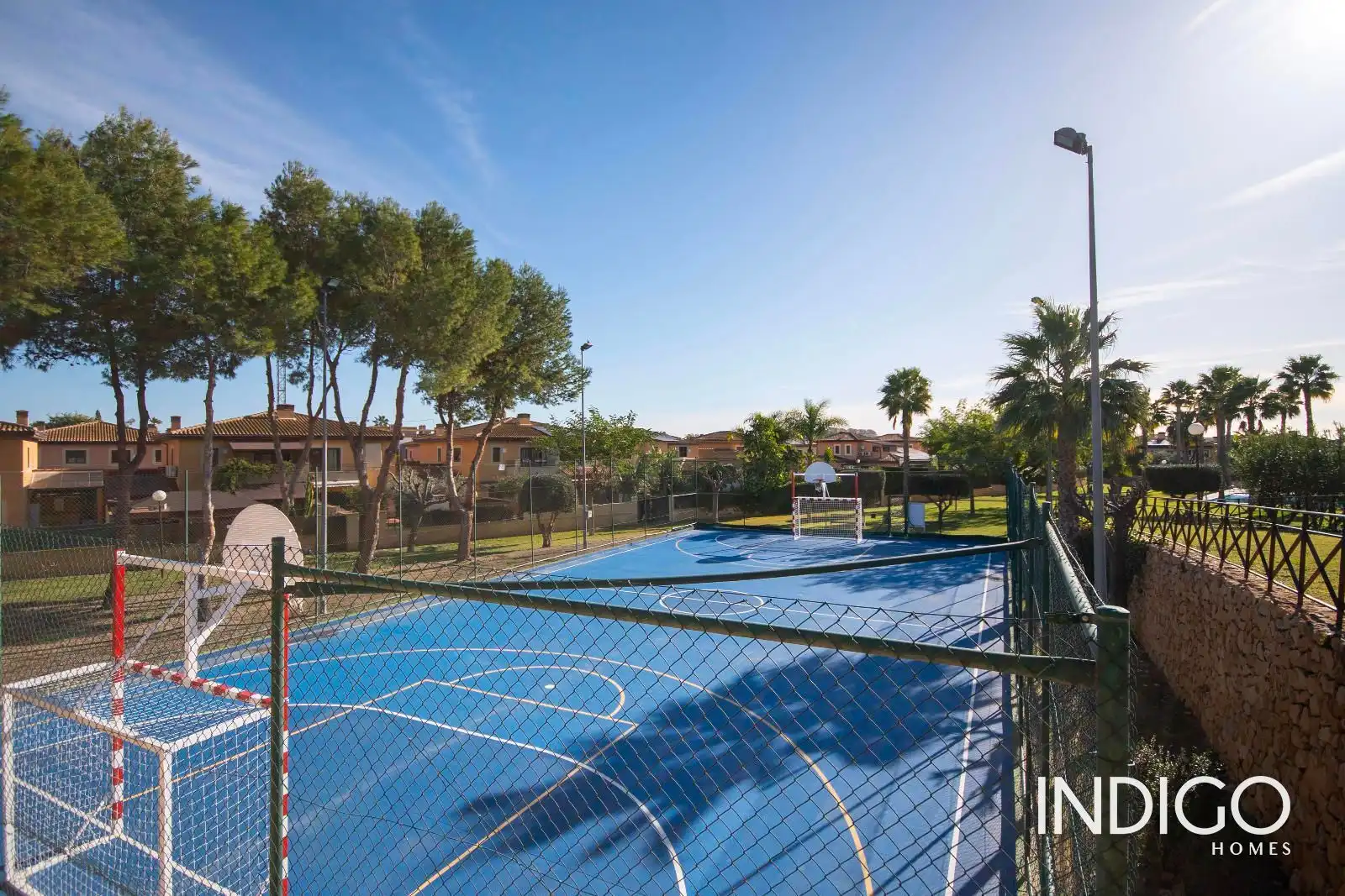 Vista exterior de Casa adosada en venda en Alicante / Alacant amb Aire condicionat, Jardí privat i Piscina