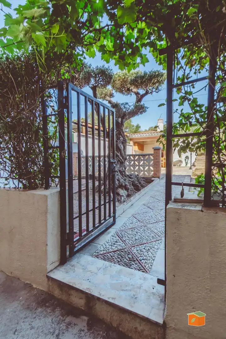 Vista exterior de Casa adosada en venda en Alcanar amb Jardí privat, Terrassa i Moblat
