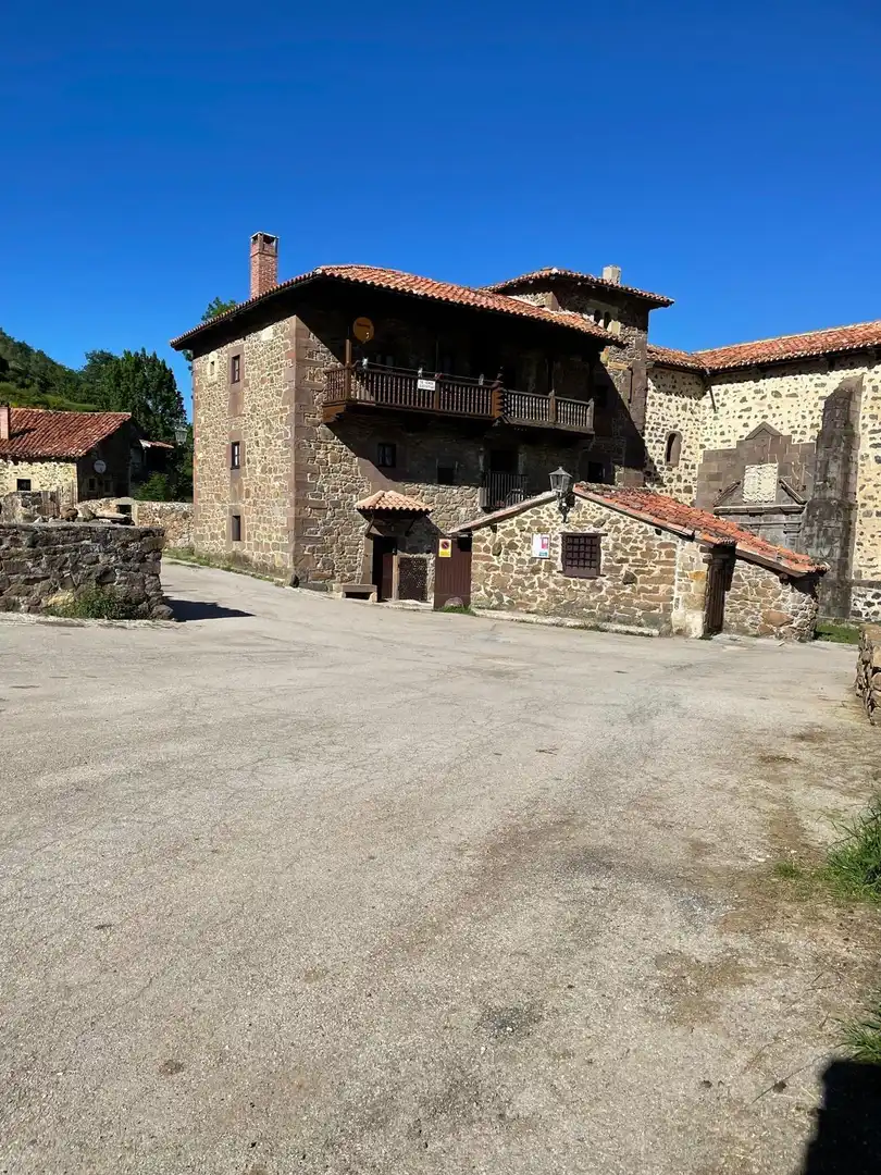 Vista exterior de Casa o xalet en venda en Polaciones amb Jardí privat, Traster i Balcó