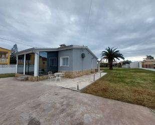 Vista exterior de Casa o xalet en venda en Castellón de la Plana / Castelló de la Plana amb Aire condicionat, Jardí privat i Terrassa