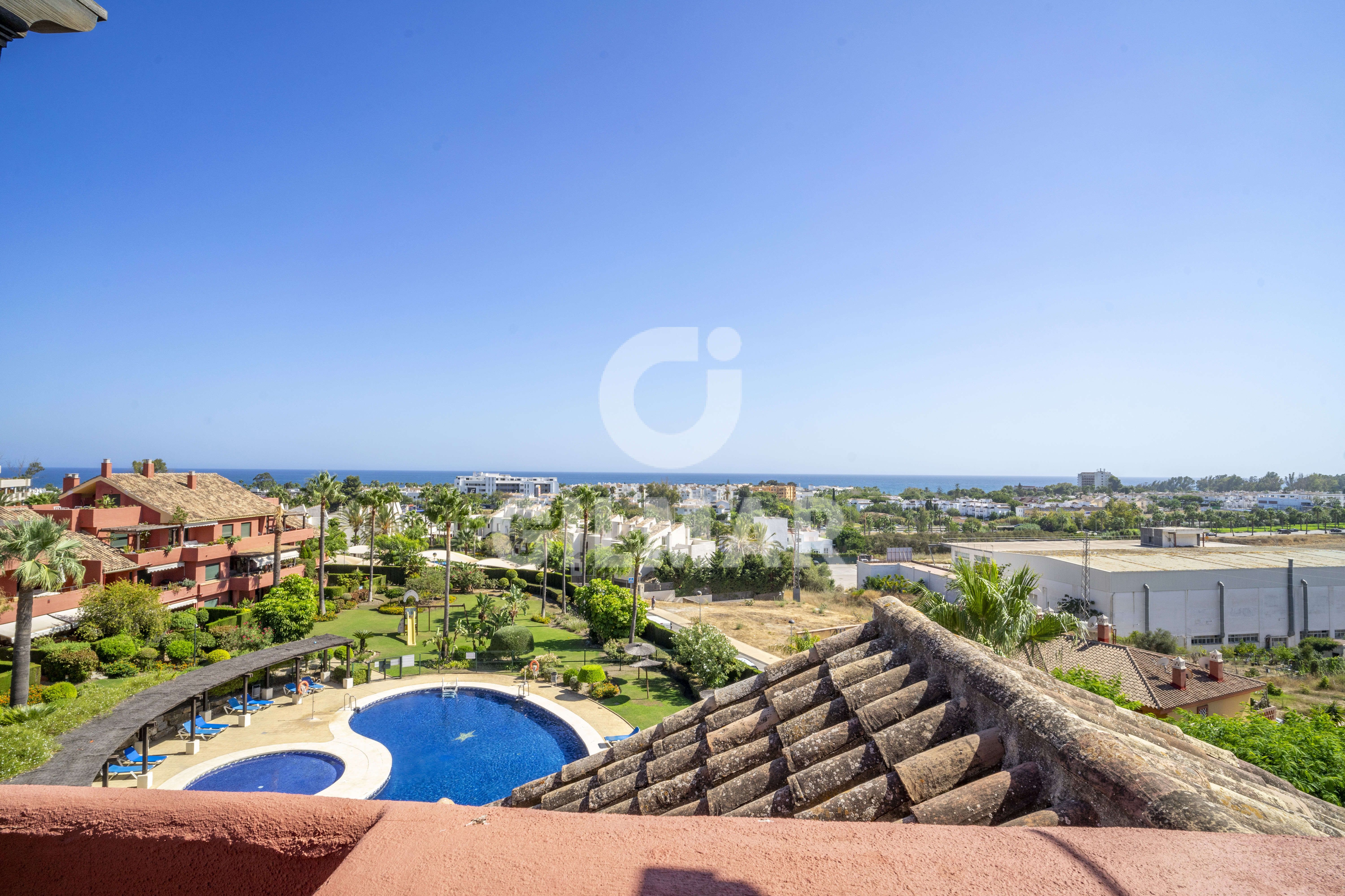 Vista exterior de Àtic en venda en Estepona amb Aire condicionat, Terrassa i Traster