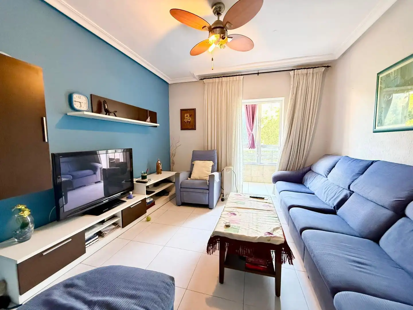 Sala de estar de Piso en venta en Almería con Calefacción, Amueblado y Balcón