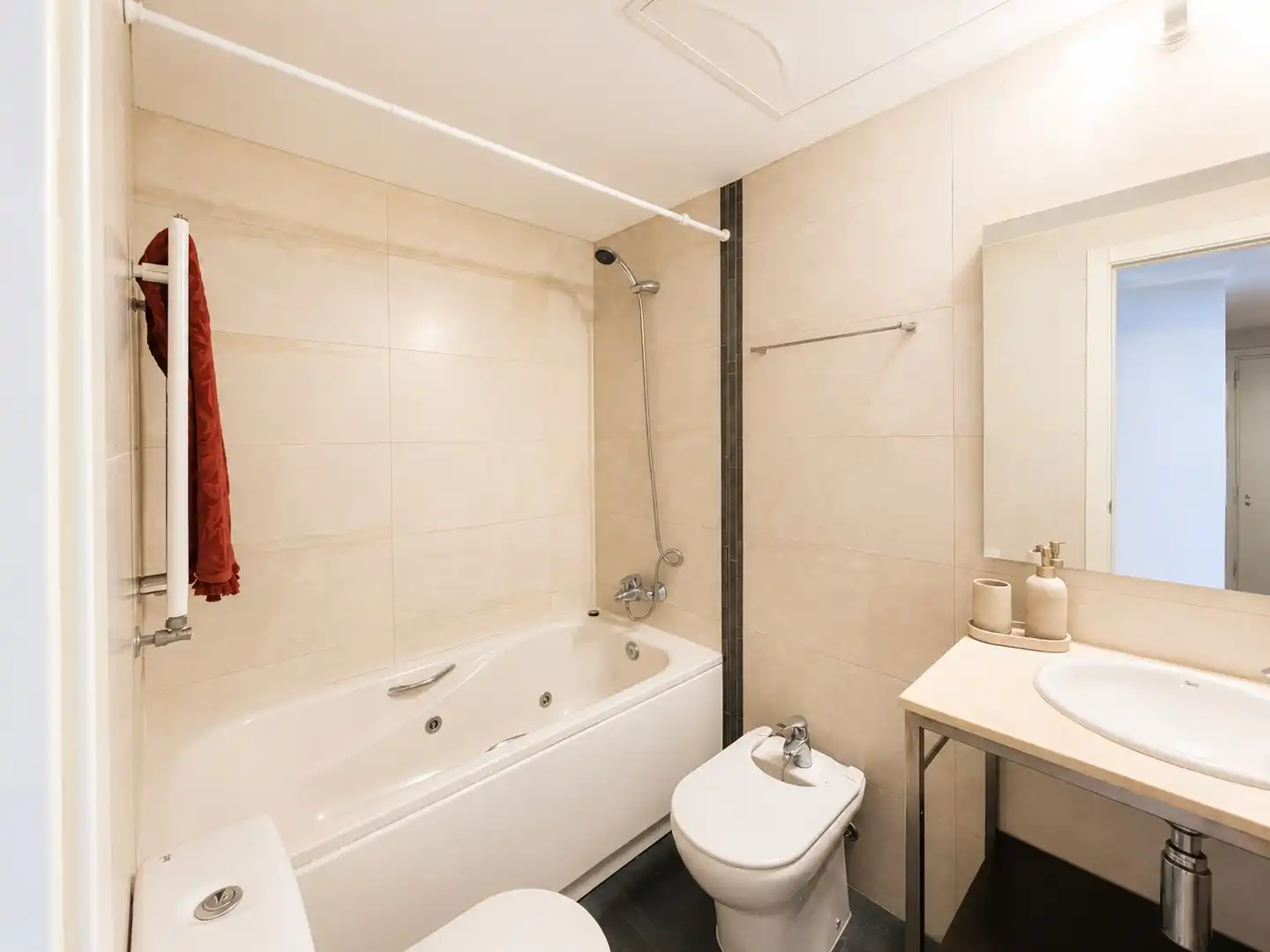 Bathroom of Flat for sale in Madrid  with Air Conditioner, Private garden and Storage room