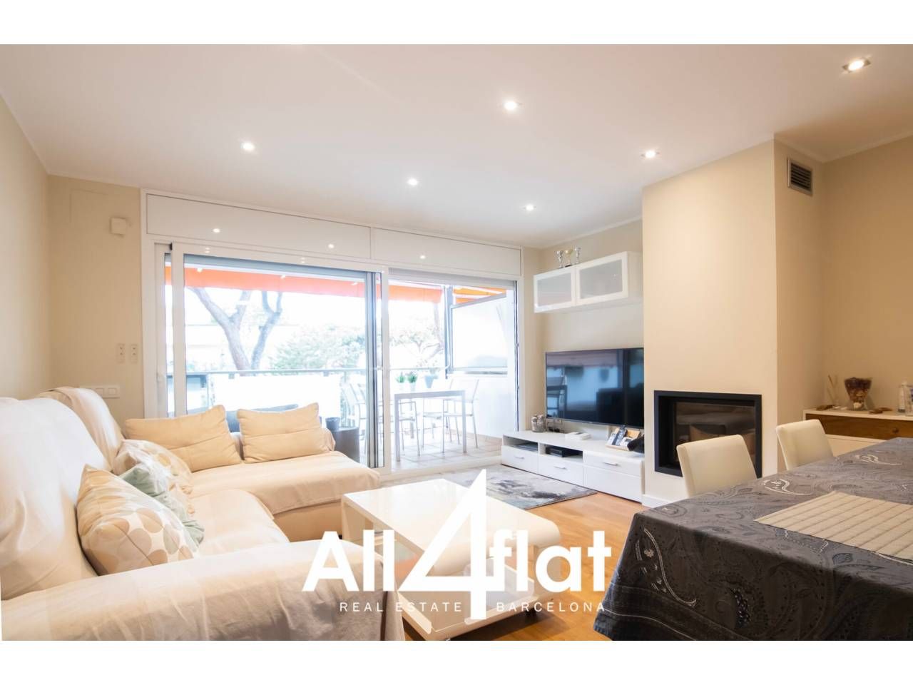 Living room of Flat to rent in Castelldefels  with Air Conditioner, Heating and Parquet flooring