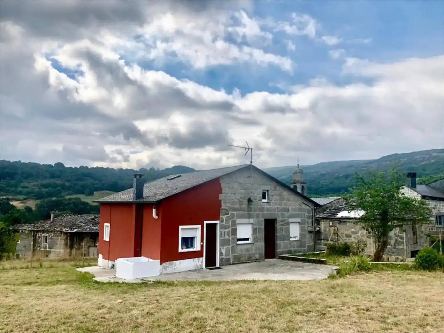 Vista exterior de Casa o chalet en venta en A Veiga  con Jardín privado, Parquet y Amueblado