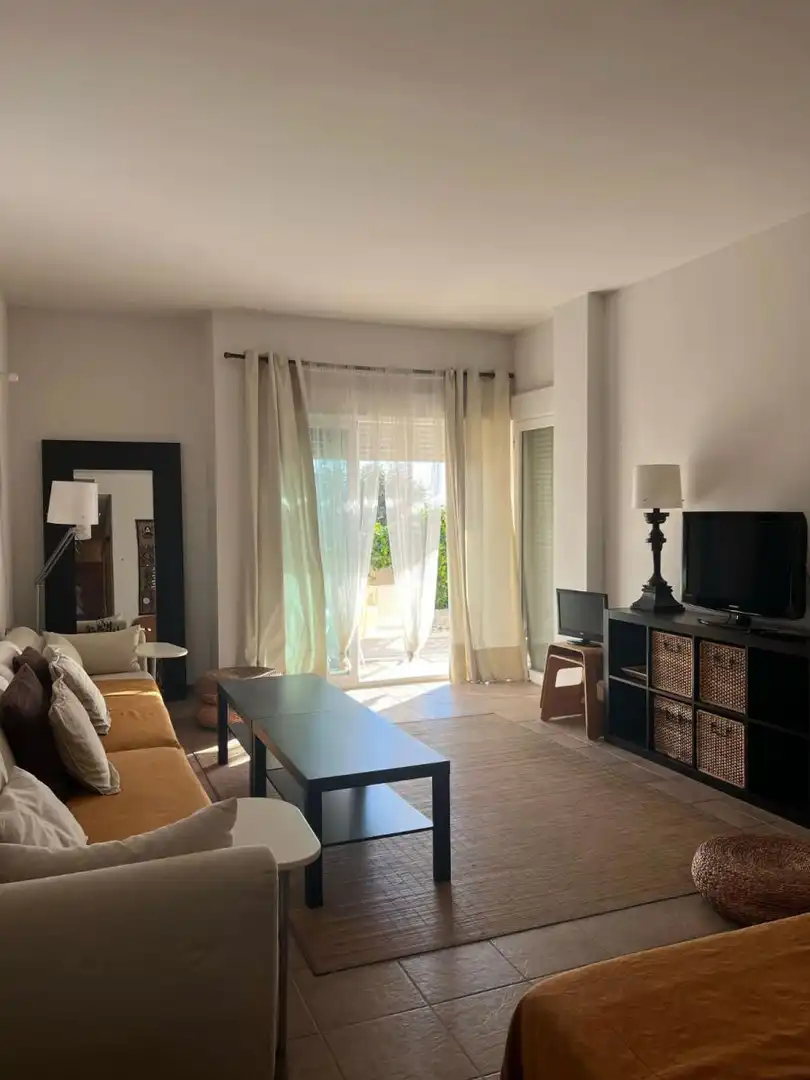 Sala de estar de Piso en venta en Almería con Trastero, Amueblado y Piscina comunitaria