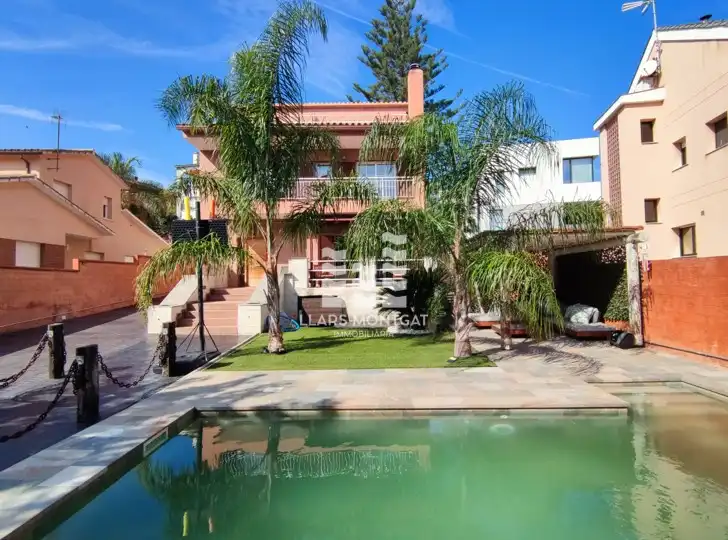 Vista exterior de Casa o chalet en venta en Tiana, Barcelona