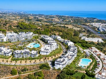 Baixos amb piscina en venda a Altos de Estepona