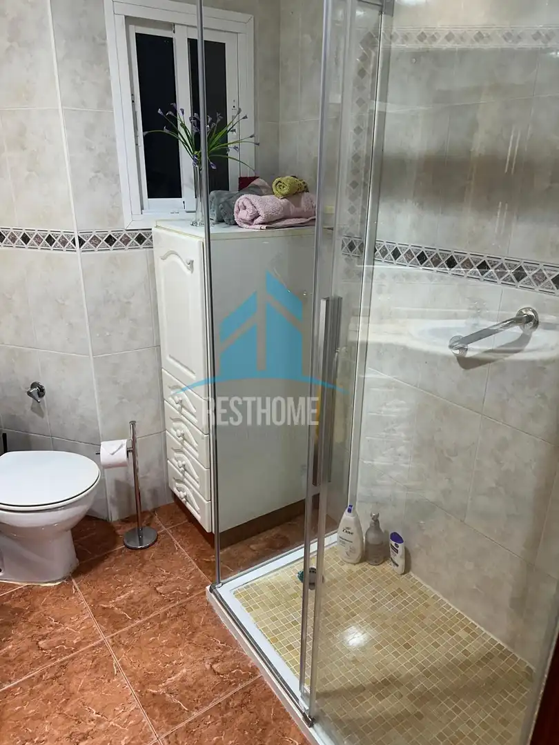 Badezimmer von Wohnung zum Verkauf in Cullera mit Klimaanlage, Privatgarten und Terrasse