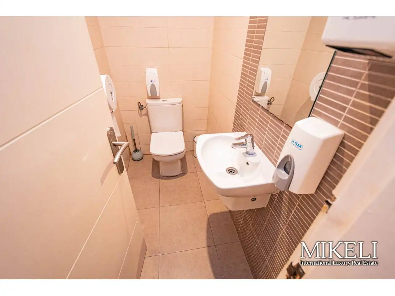 Baño de Local en traspaso en Santander con Aire acondicionado y Alarma