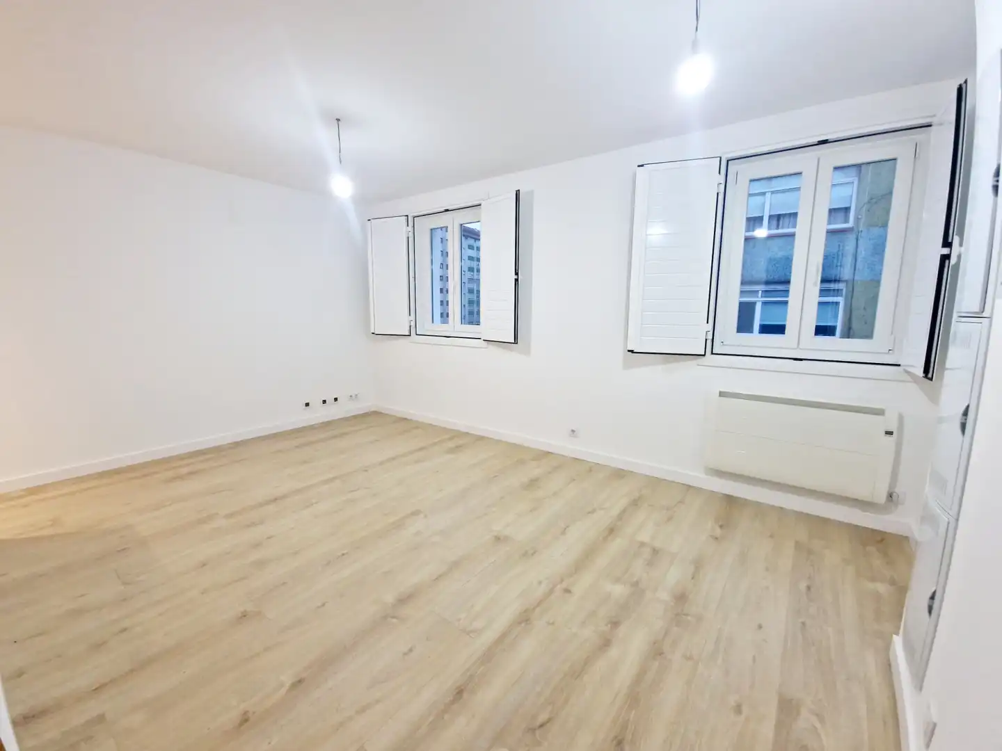 Schlafzimmer von Dachboden zum Verkauf in A Coruña Capital  mit Heizung, Ofen und Waschmaschine