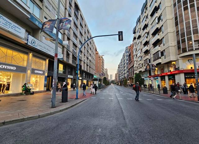 Local comercial en Alquiler en Ensanche - Diputación