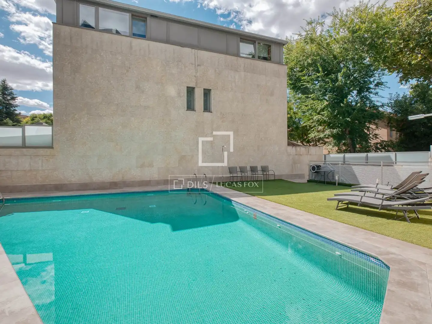 Piscina de Casa o xalet en venda en Madrid amb Aire condicionat, Calefacció i Jardí privat