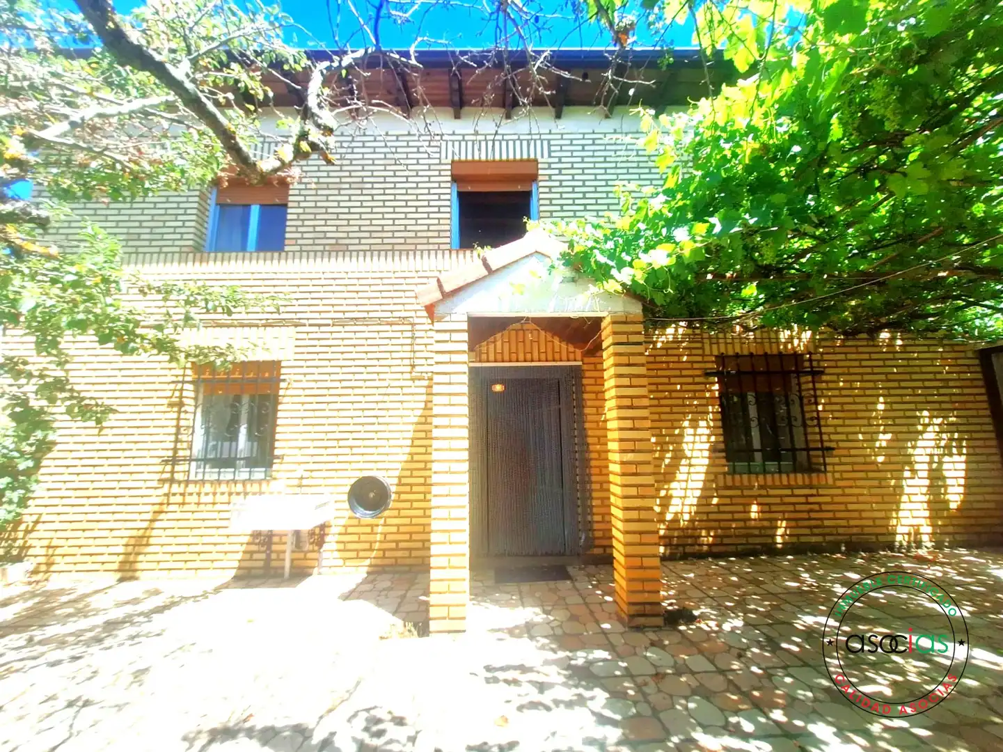Vista exterior de Casa o xalet en venda en Villazanzo de Valderaduey amb Jardí privat, Terrassa i Moblat
