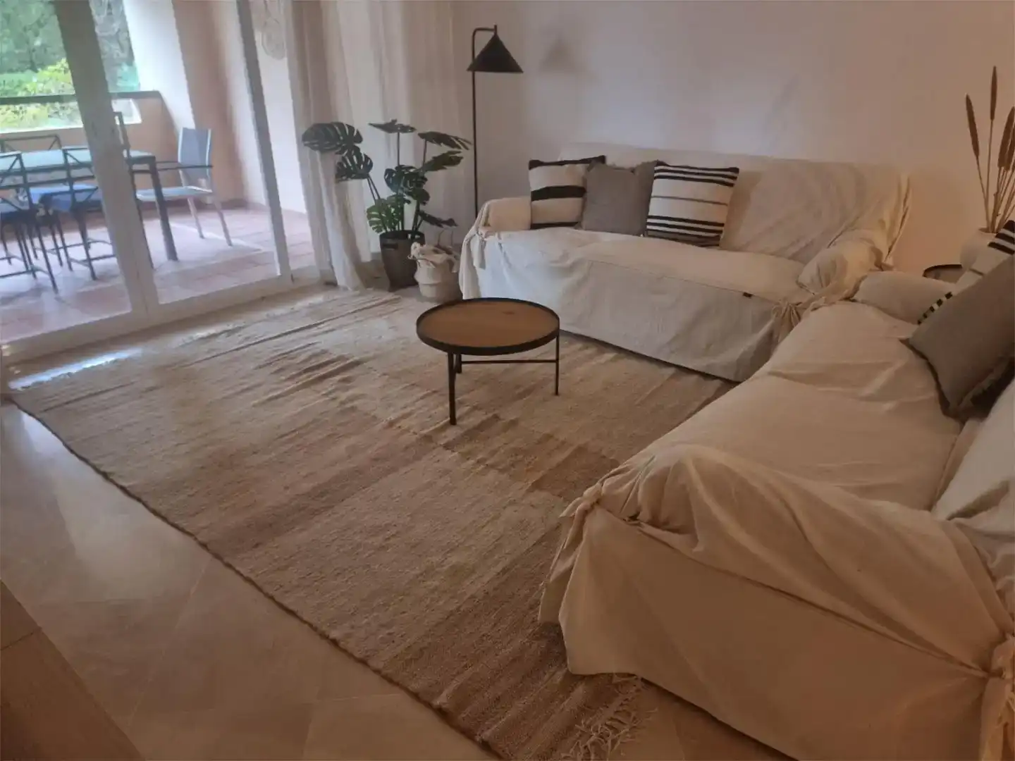 Sala d'estar de Pis de lloguer en Marbella amb Aire condicionat i Piscina