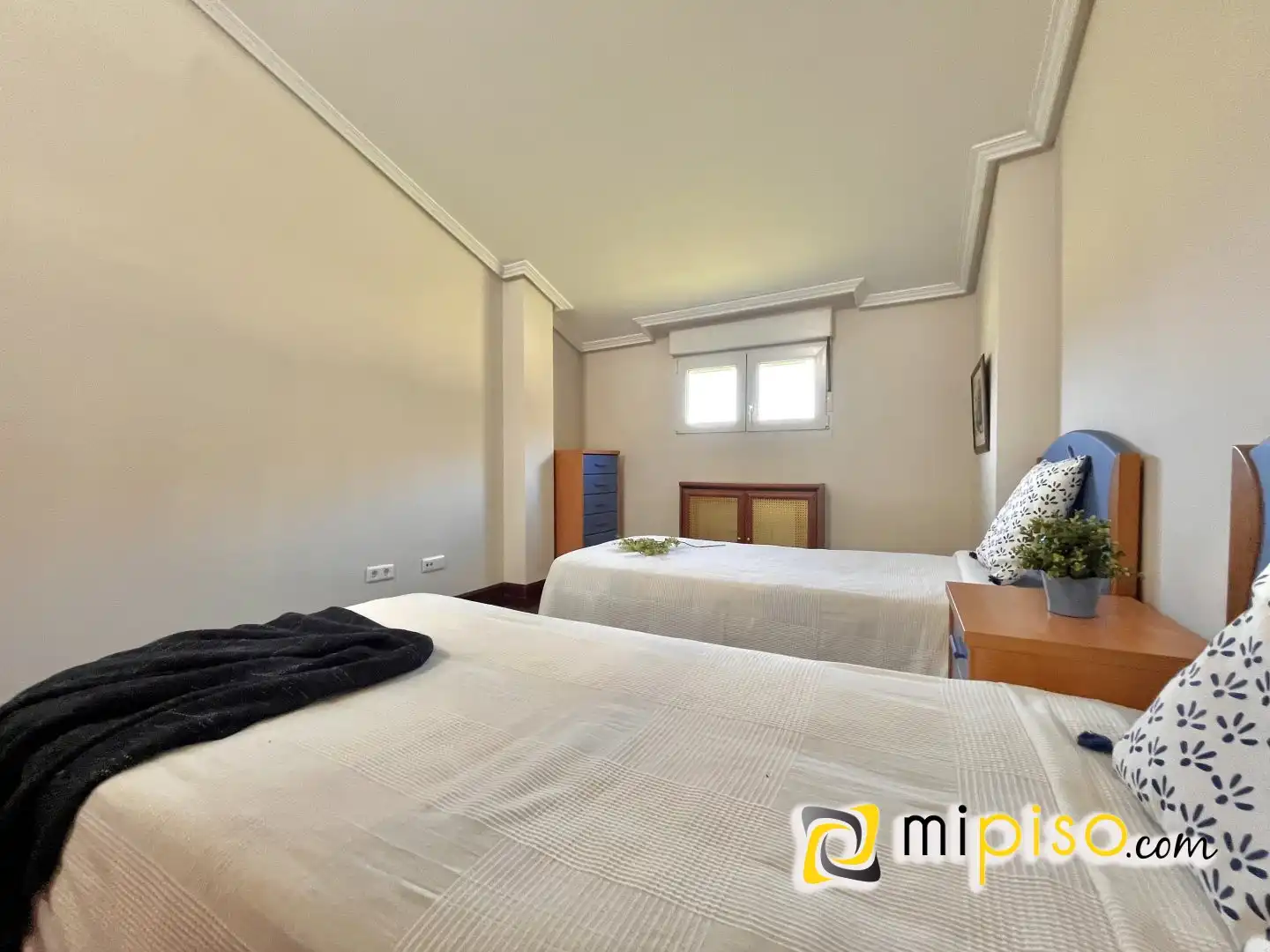Habitación de Casa adosada en venta en Ruesga con Calefacción, Terraza y Amueblado