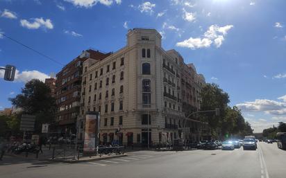 Außenansicht von Wohnung zum verkauf in  Madrid Capital mit Klimaanlage