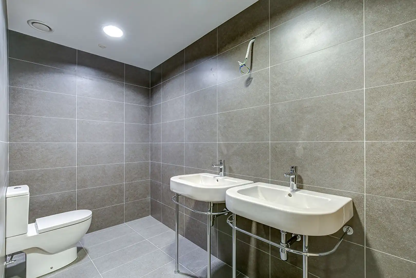 Badezimmer von Gebäude zur Miete in Barcelona mit Alarm