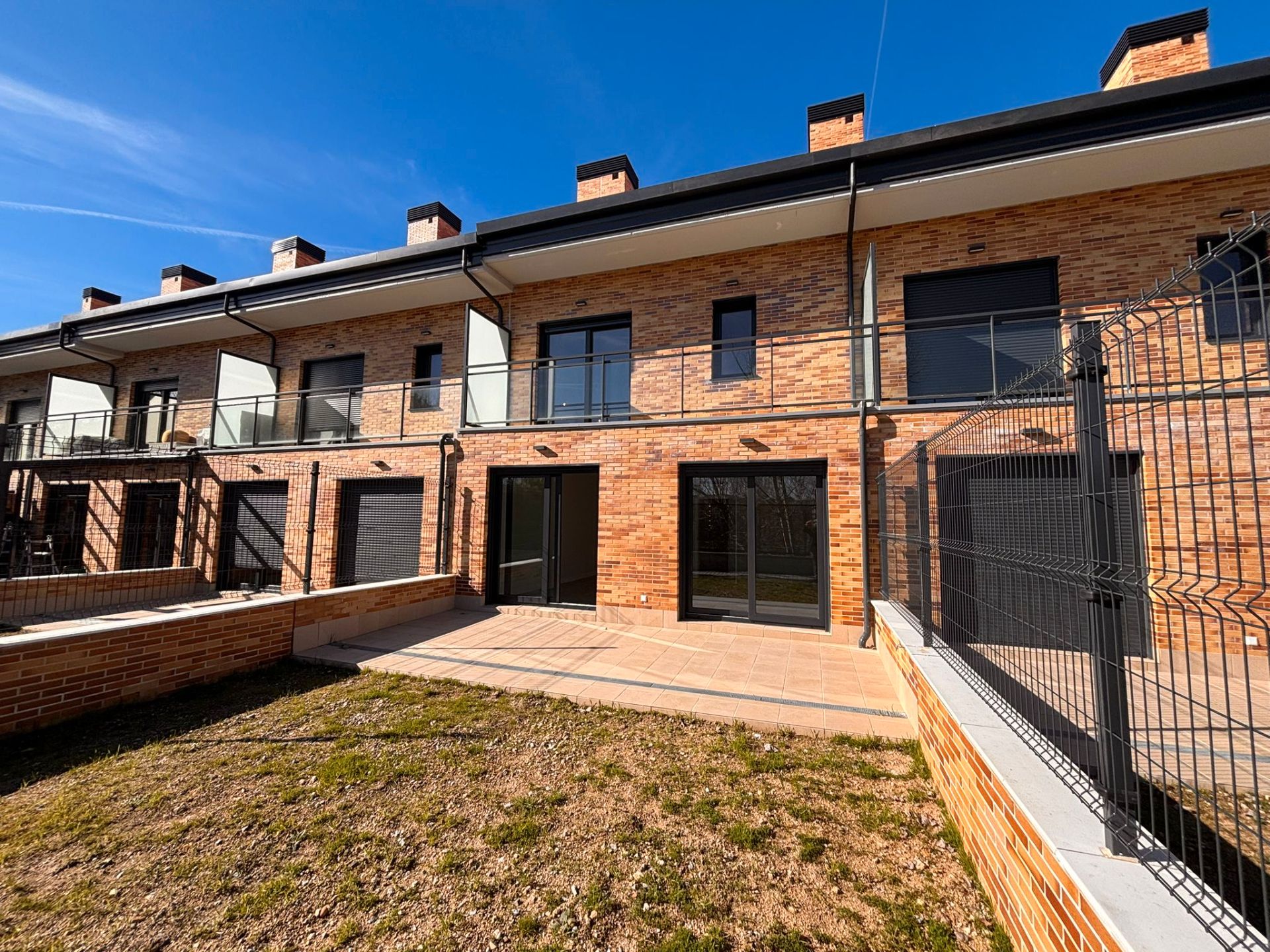 Vista exterior de Casa adosada de alquiler en San Agustín del Guadalix con Calefacción, Jardín privado y Terraza