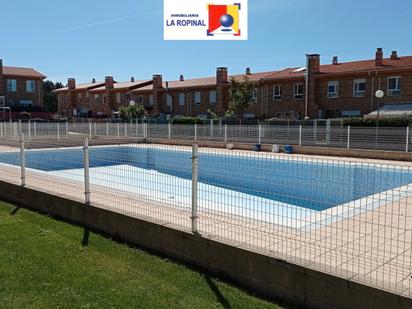 Piscina de Casa adosada en venda en Monterrubio de Armuña amb Aire condicionat, Calefacció i Jardí privat