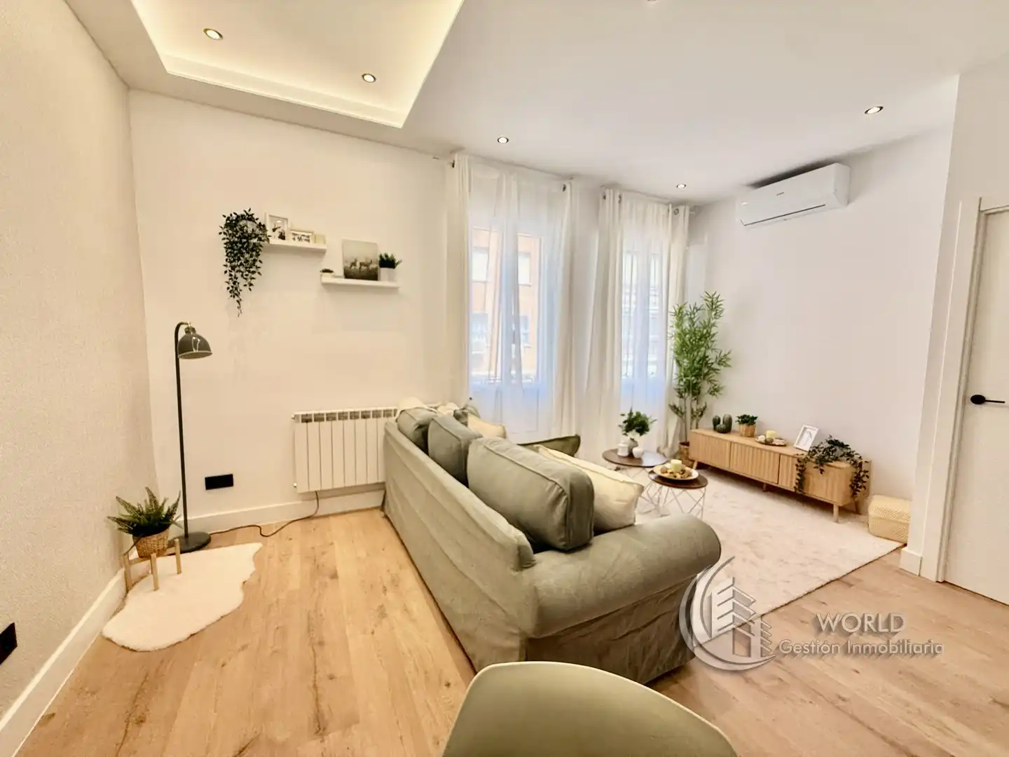 Living room of Flat for sale in Madrid  with Air Conditioner, Heating and Furnished