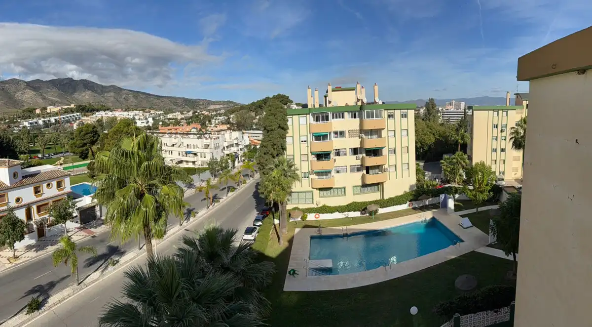 Vista exterior de Apartament en venda en Benalmádena amb Aire condicionat, Moblat i Piscina comunitària