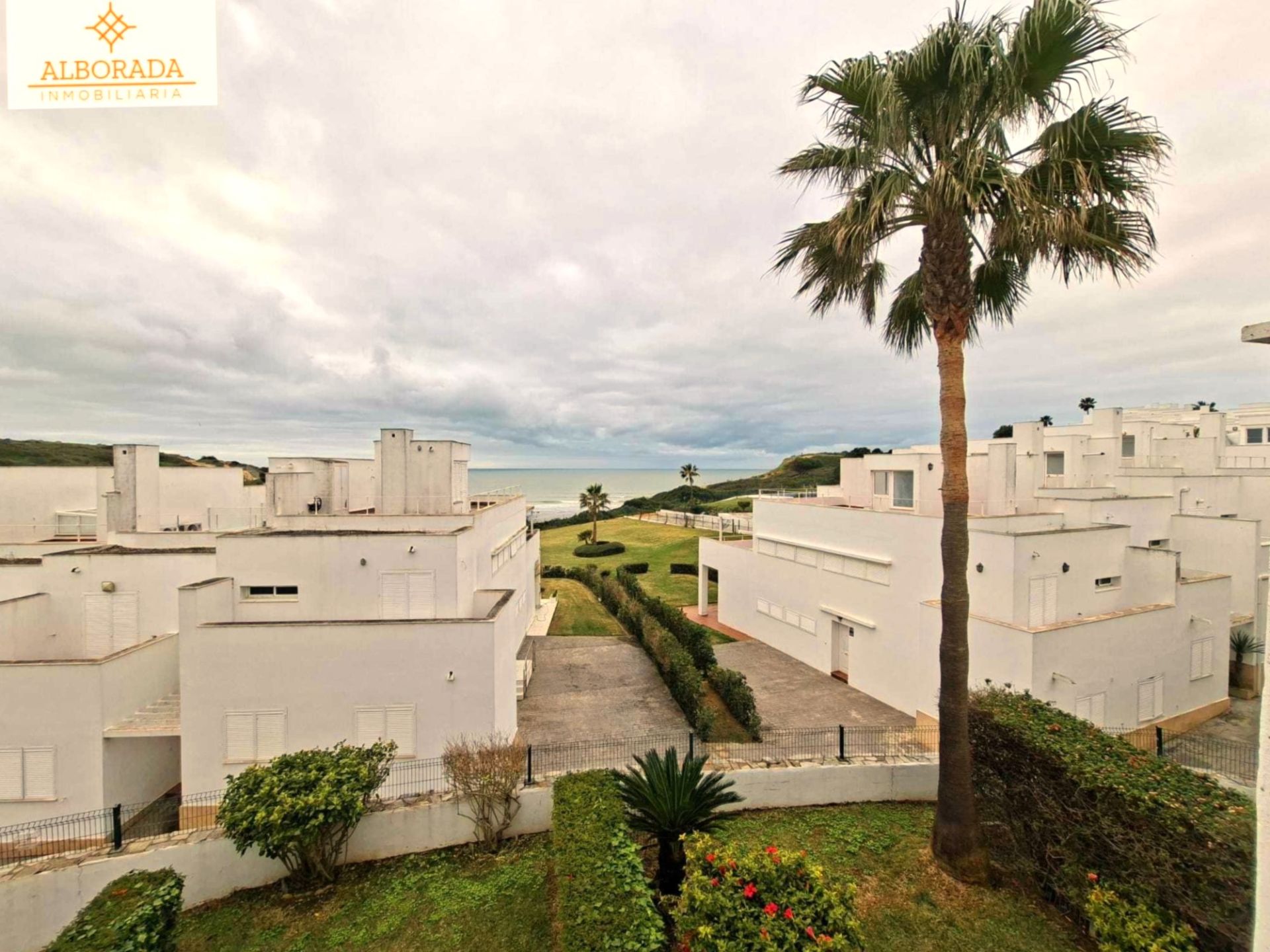 Vista exterior de Casa adosada en venda en Conil de la Frontera amb Calefacció, Jardí privat i Terrassa