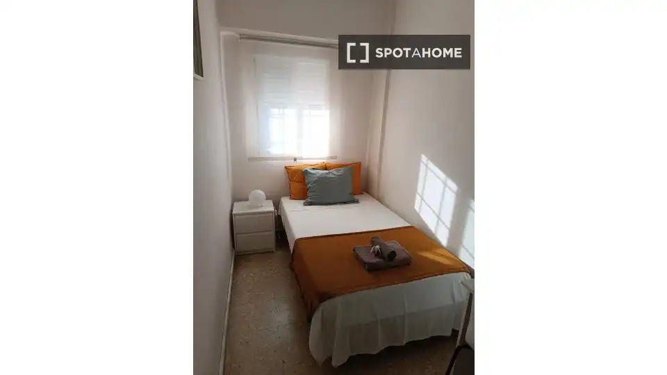 Habitación de Piso de alquiler en Valencia con Aire acondicionado, Calefacción y Amueblado
