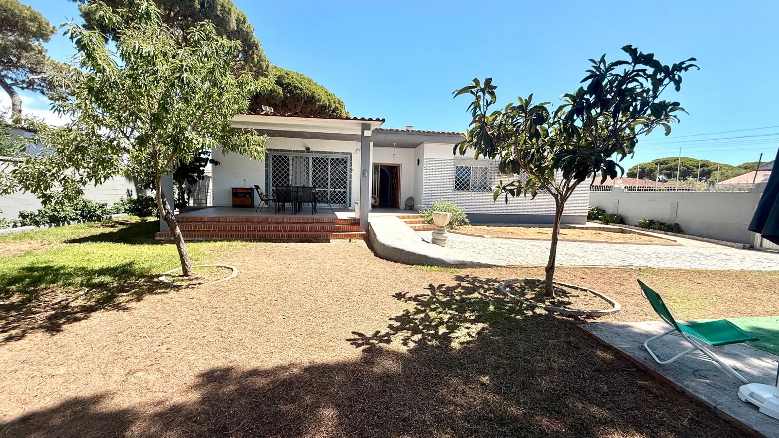 Vista exterior de Casa o xalet en venda en El Puerto de Santa María amb Aire condicionat, Jardí privat i Terrassa