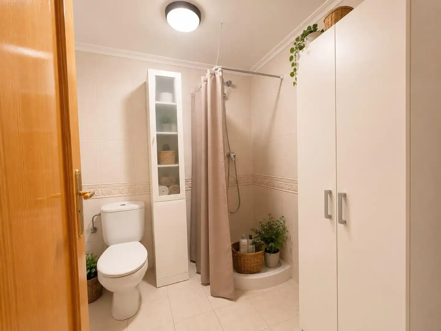 Bathroom of Commercial properties for rent in Valencia