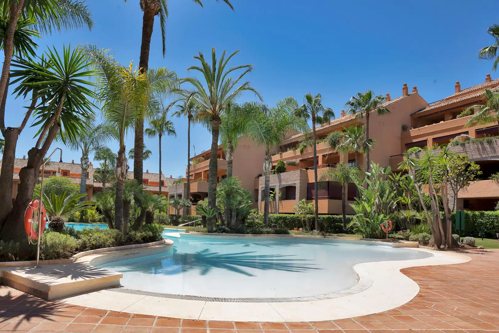 Vista exterior de Apartament en venda en Marbella amb Aire condicionat, Calefacció i Jardí privat