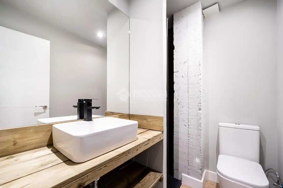 Bathroom of Flat for sale in Madrid