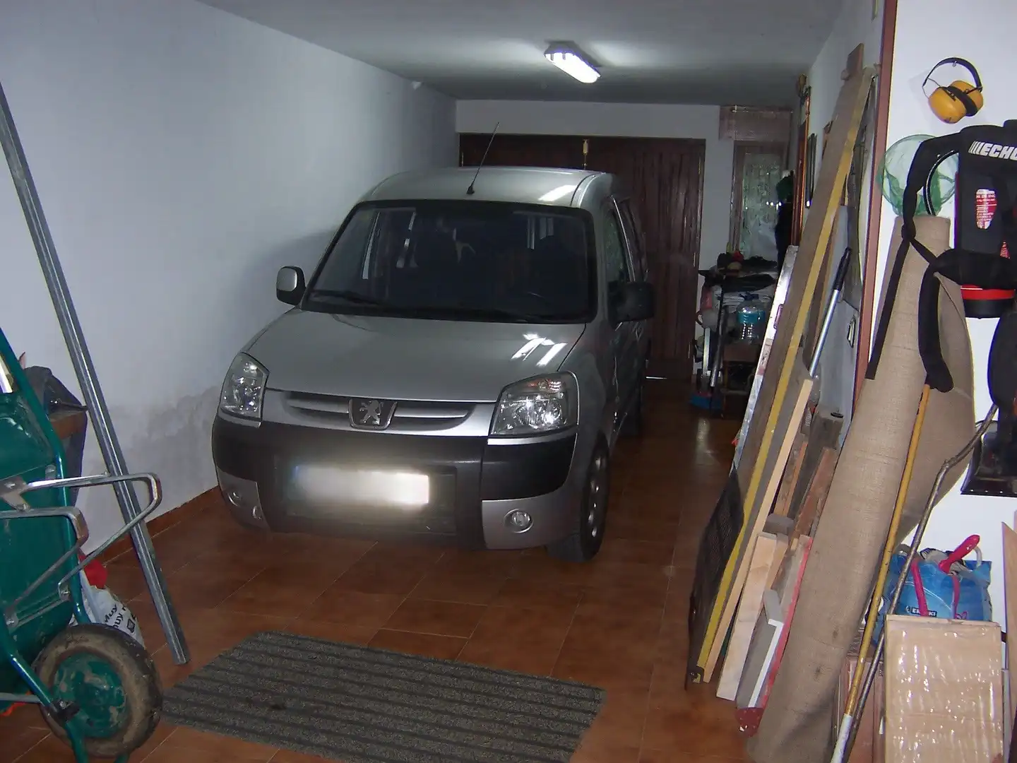 Aparcament de Casa o xalet en venda en Luena  amb Jardí privat, Terrassa i Moblat