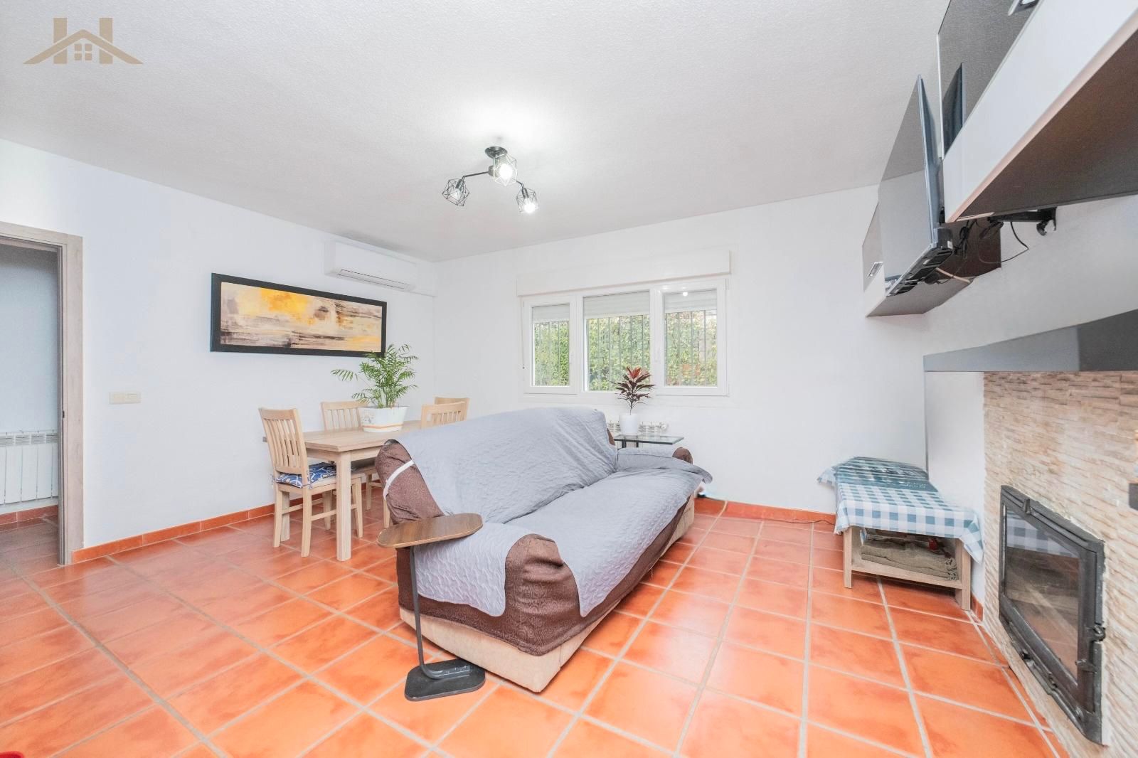 Sala d'estar de Casa o xalet en venda en Villa del Prado amb Aire condicionat, Calefacció i Jardí privat