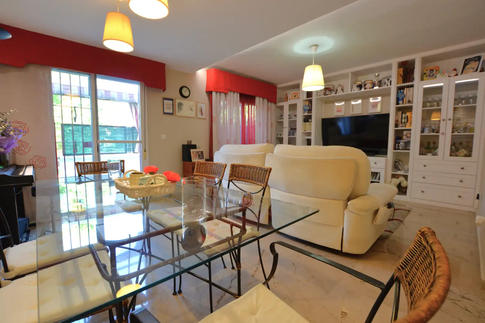 Sala d'estar de Casa adosada en venda en Bormujos amb Aire condicionat, Calefacció i Terrassa