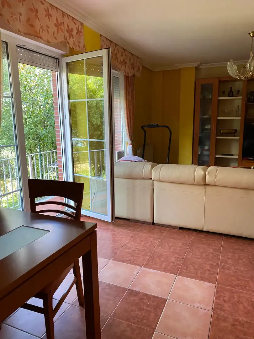 Wohnzimmer von Einfamilien-Reihenhaus zum Verkauf in Castro-Urdiales mit Heizung, Privatgarten und Parkett