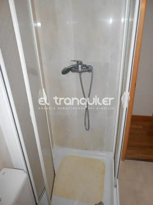 Bathroom of Flat for rent in Madrid  with Parquet flooring, Furnished and Washing machine
