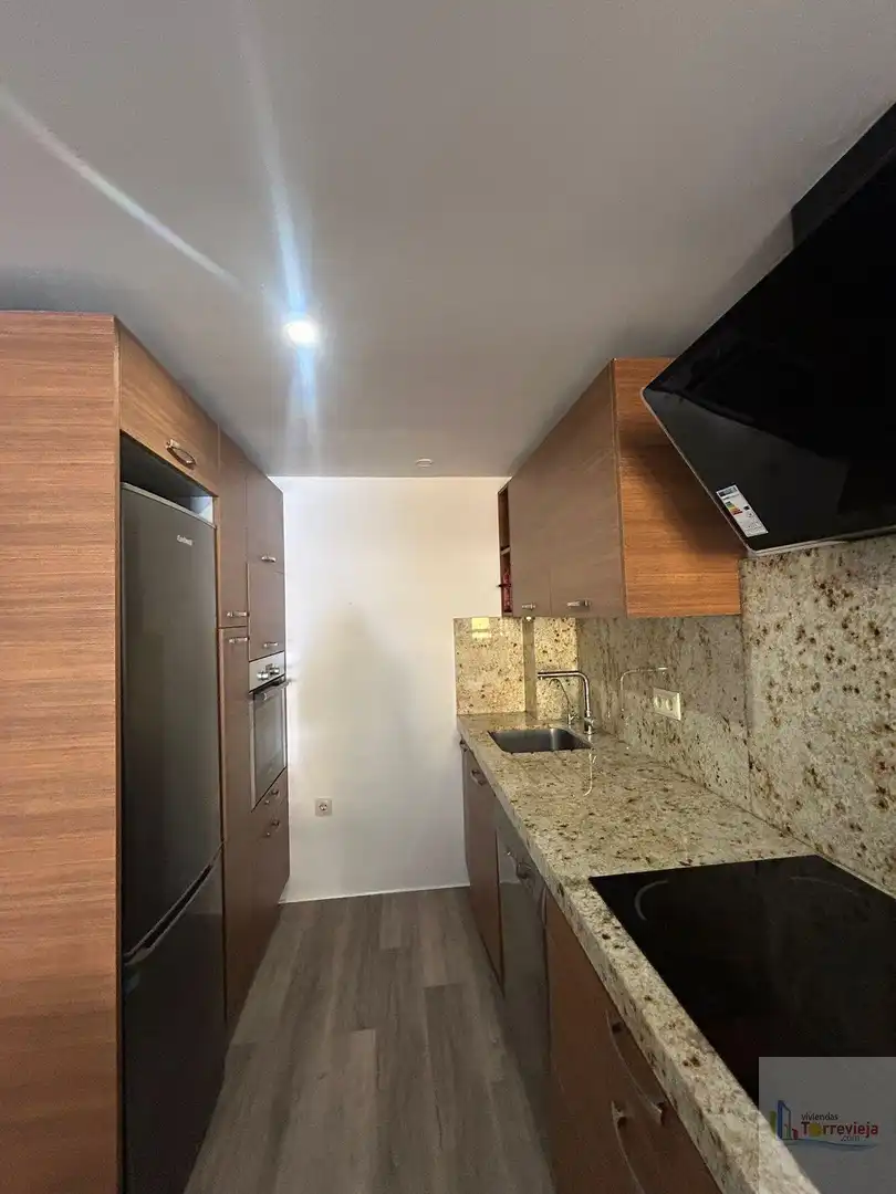 Cuina de Apartament de lloguer en Torrevieja amb Aire condicionat, Calefacció i Terrassa