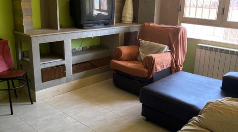 piso seminiuevo  con un precio de 80000 € con garaje y trastero .