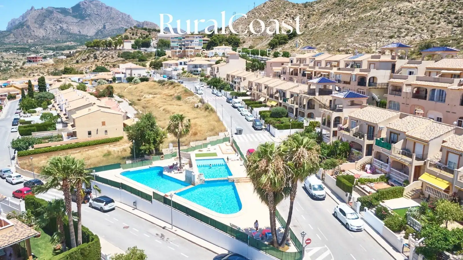 Vista exterior de Casa adosada en venda en Busot amb Jardí privat, Piscina i Piscina comunitària
