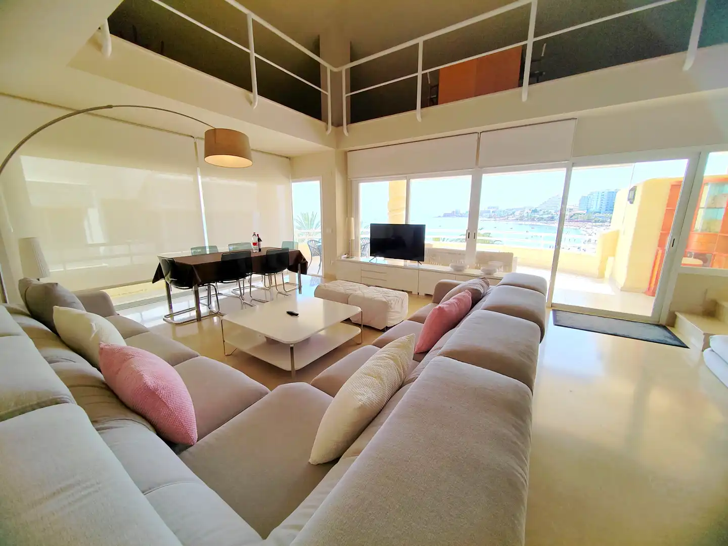 Sala d'estar de Dúplex de lloguer en Benalmádena amb Aire condicionat, Calefacció i Terrassa