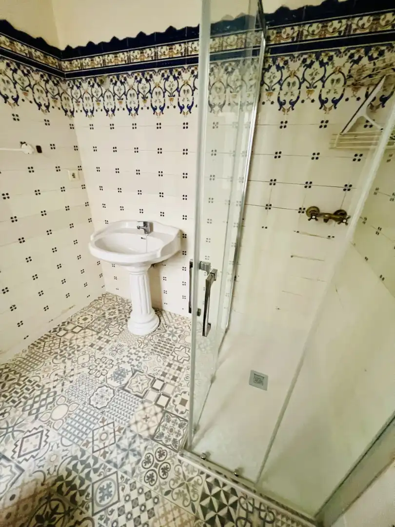 Bathroom of Flat for sale in Zaragoza  with Heating, Oven and Washing machine